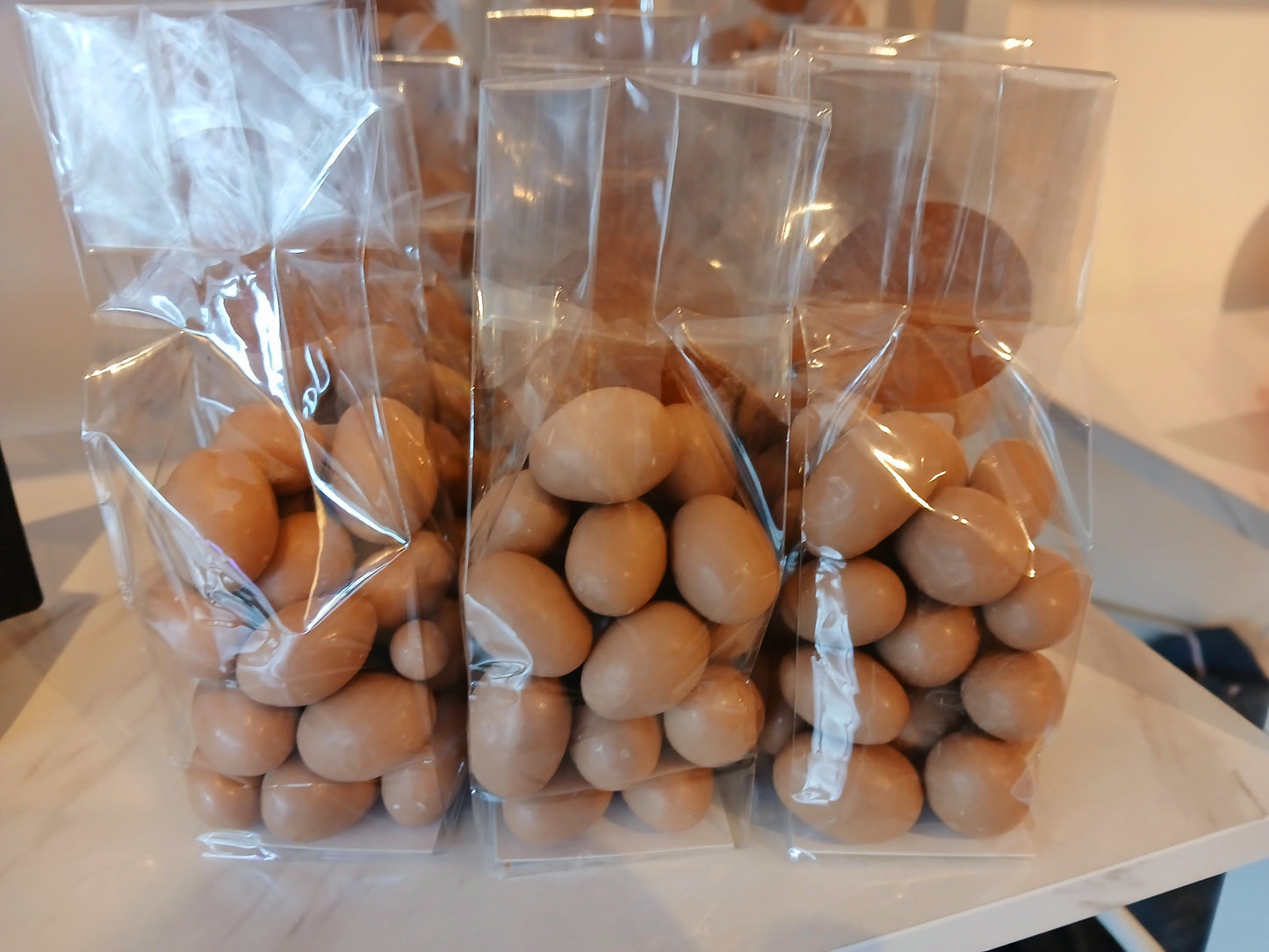 Amandes roties enrobées de chocolat blanc praliné à l'érable (100g)