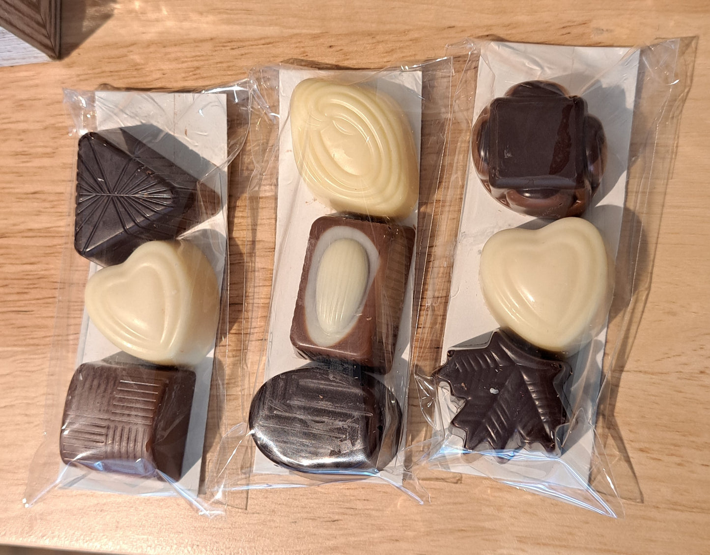 Trio de 3 chocolats pralinés aux noisettes assortis (jusqu'à 30g)