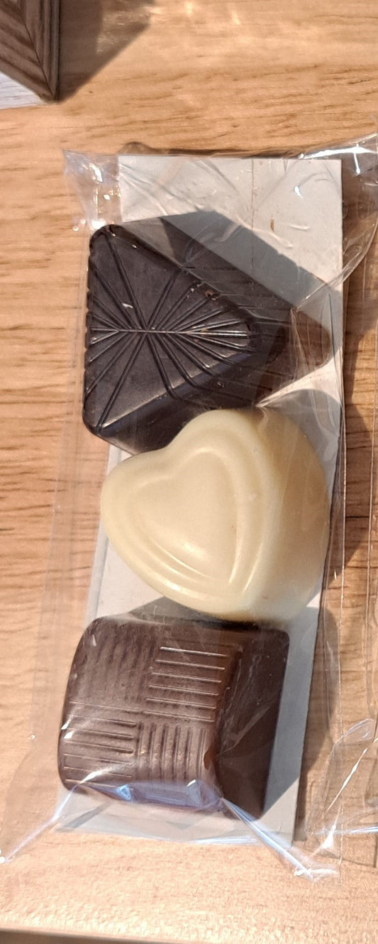 Trio de chocolats pralinés aux noisettes assortis (jusqu'à 30g)