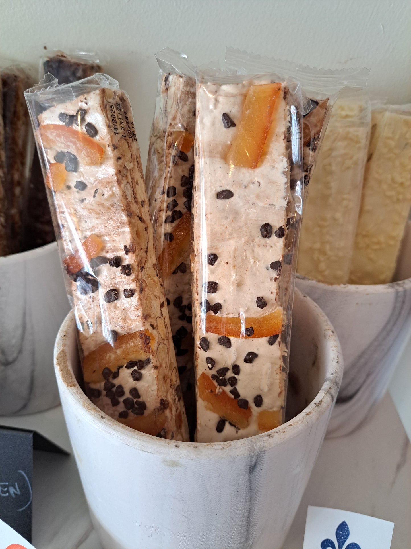 Nougat tendre avec chocolat noir et oranges confites