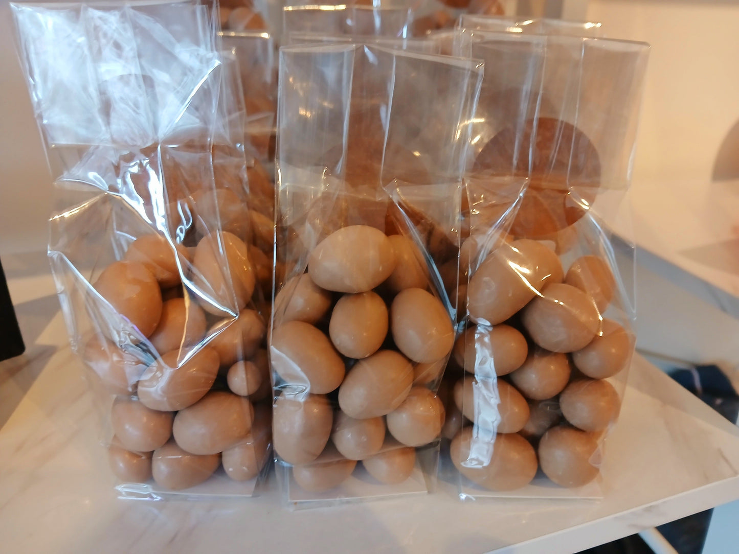 Amandes roties enrobées de chocolat blanc praliné à l'érable (100g)