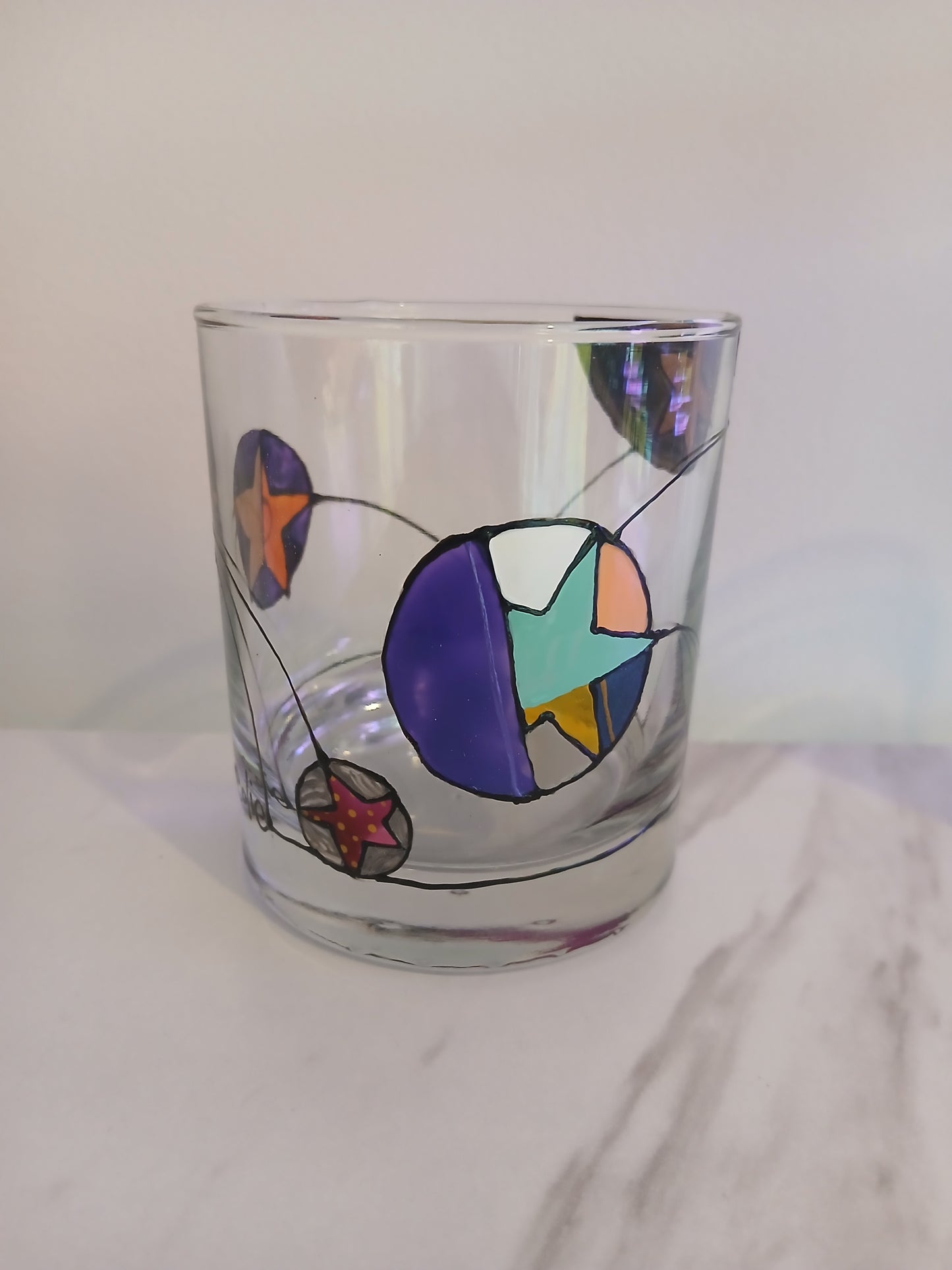 Verre peint à la main