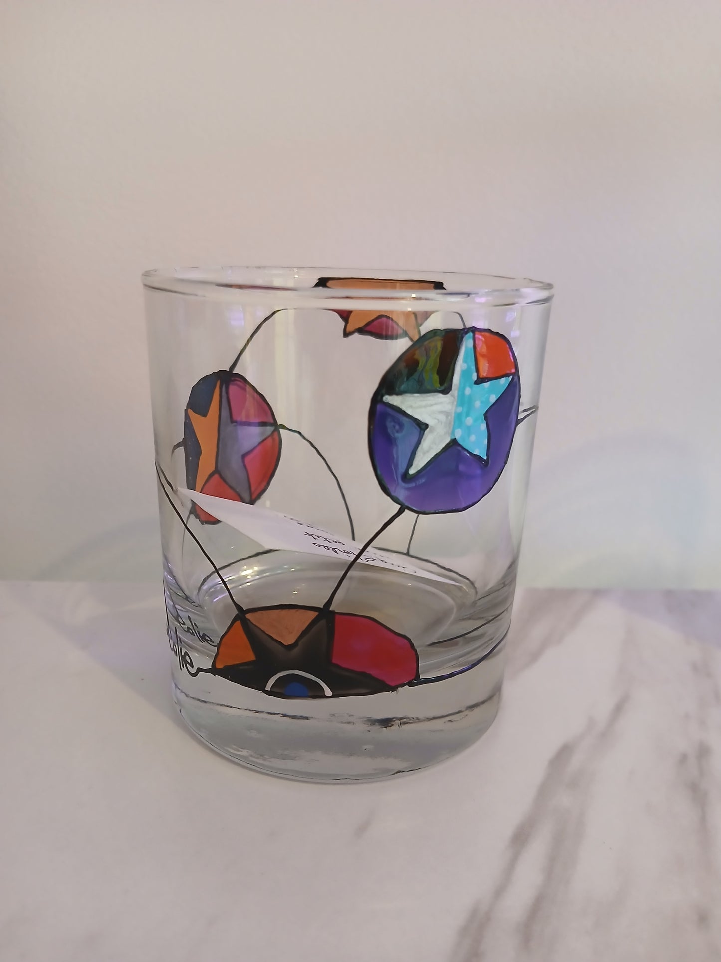 Verre peint à la main